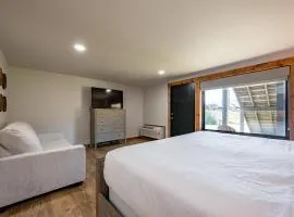 Cove Creek Lodge 103 Poolside Executive King Suite