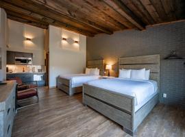 Cove Creek Lodge 202 Poolside Double Queen Room، فندق في Oakland