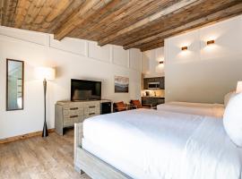 Cove Creek Lodge 212 Dog Friendly Standard Double Queen Room, מלון בOakland