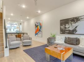 Near Downtown Luxury Townhome in Bentonville!, hotel en Bentonville