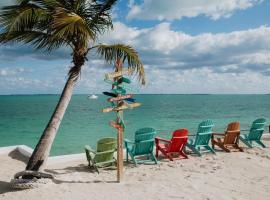 Private Oceanfront, beach, dock and Hottub - The Perky Pelican, готель з парковкою у місті Марш-Гарбор