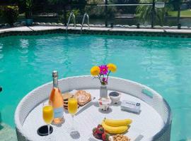 Hidden Secret Waterfront Retreat, ξενοδοχείο σε Κέιπ Κόραλ