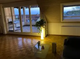 1 WG Zimmer, Wohnzimmer mit Kamin, Küche voll ausgestattet, großer Balkon mit Ausblick
