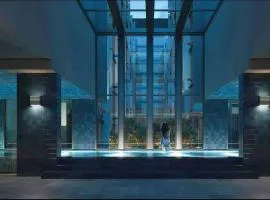 Midnight Luxe 2BR 2Bath 2Car 230 Pool Gym Sauna