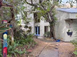 Beach Paradise Getaway - 200ft from Beach!, hotel en Sebastian