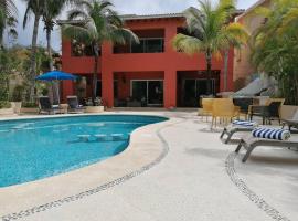 5 BD Luxury Villa with Large Pool & Minutes from Beach, hotel in Puerto Aventuras