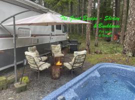 The Great Escape - Shirley & Bunkhouse, loc de glamping din Sooke