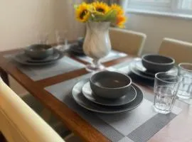 1 Bed Flat - Sleeps 3 - Parking - Wifi - Garden