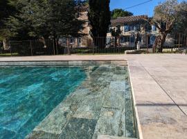 Mas de la Roule, 4 studios, piscine chauff&eacute;e, studio SPA, parc 2 ha, Pont d'Avignon &agrave; pied