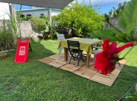 CosyLife Sainte-Rose - Villa familiale calme avec vue Sofaïa à 3km de la plage, homestay in Sainte-Rose