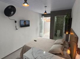 Kitnets à 190m do mar, hotel in Matinhos