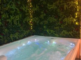 Hidden Love avec jacuzzi privatif, hotel in Chelles