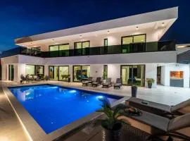 Luxury Villa Royal Hill with 34 m2 pool