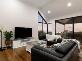 Waterfront Family Retreat Wood Fire Wknd Market