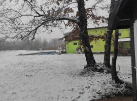 Lika Relax and Party House with sauna, jacuzzi and outdoor heated swimming pool, hotel em Lovinac