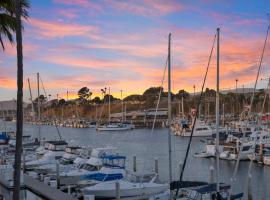 Serene Harborfront Condo | Unbeatable Views & Coastal Charm, hotel v destinácii Oceanside