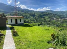 Casa de campo con impresionante vista a las montañas y cascada en Canta, hotel en Canta