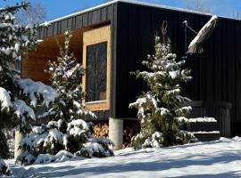 Brown Deer - z Sauną na Tarasie, Jacuzzi i Widokiem na Góry - by Deer Hills Luxury Apartments, hotel in Kocoń