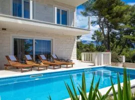 Awesome Home In Sumartin