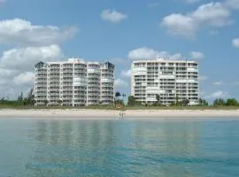 Oceanfront luxury at Hibiscus Breeze, charming 2/2 condo on North Hutchinson Island 3 Month Min