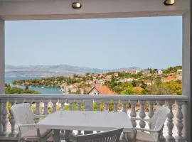 Gorgeous Apartment In Supetar-Splitska
