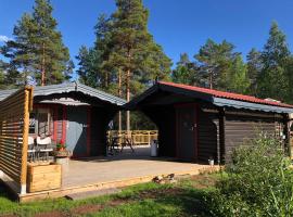 Timber cottages with jacuzzi and sauna near lake Vänern, penzion v destinaci Karlstad