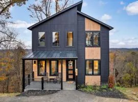 New Luxurious 4Bd 5B Ensuite Cabin with Indoor Pool, HotTub, Theater and Game Room, Spring Deal