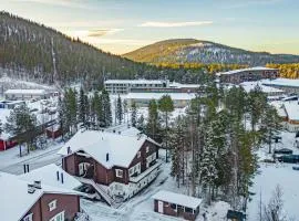 Alpine Chalet Central Ski-in Ski-out, Levi center by Aavalevi