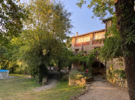 Can Banal - Camping y Masia Rural, hotel a Montagut