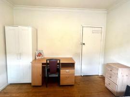 Room near Tullamarine Airport, hotel v destinaci St Albans