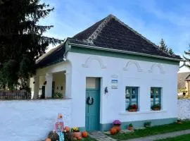 Öregfenyő Tornácosház