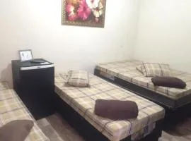 Quarto privativo para 4 pessoas com 1 cama de casal e 2 solteiros