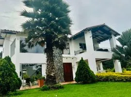 Lujosa casa cerca al aeropuerto