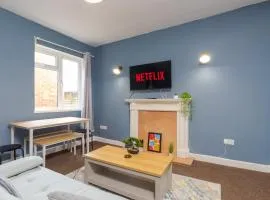 HIGH STREET APARTMENT, SLEEPS 6 GUESTs!