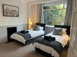 Cosy & Comfortable 3 Bed House, Office & Driveway
