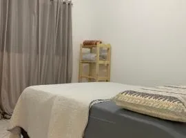 Quarto em sobradinho confortável