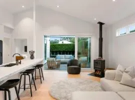 Luxury Central Villa with Spa Pool Prime Location
