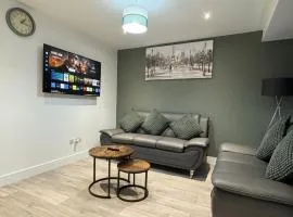Deluxe 4 Bedroom House With Free Parking