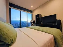 Luxury 20th-Floor Loft