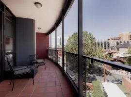 Inner-city 2 bedroom apartment - perfectly located