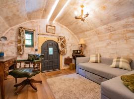The Hobbit House, lodge in Edenfield
