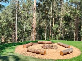 Ilkley Bush & Beach Retreat, hotell i Eudlo