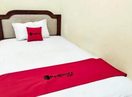 RedDoorz at Guesthouse Oemah Opa Metro Lampung, hotel v destinaci Metro