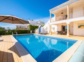 Casa Filipa Lower Floor - Charming 3-Bedroom Villa with Heated Pool, Hotel in Carvoeiro