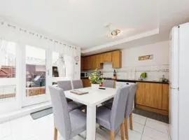 Beautiful Family Town Home With Private Parking