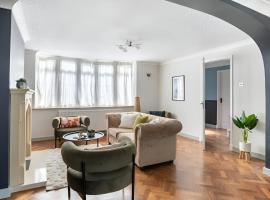 Seaview Symphony Opulent 4BR Haven for Big Groups, hotel v destinaci Birchington