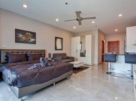 Beachfront condo Phratamnak, hotel in Pattaya South