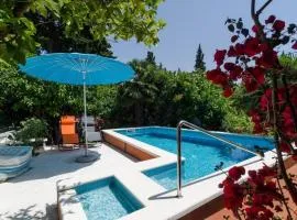 Oldstyle Villa with a Seasonal Pool