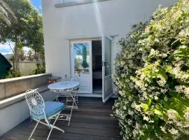 Charming Flatlet Near the Amazing Sunset Beach