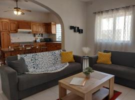 Nr41 Holiday Apartment - Close to Village Centre, Promenade, Shops & Restaurants